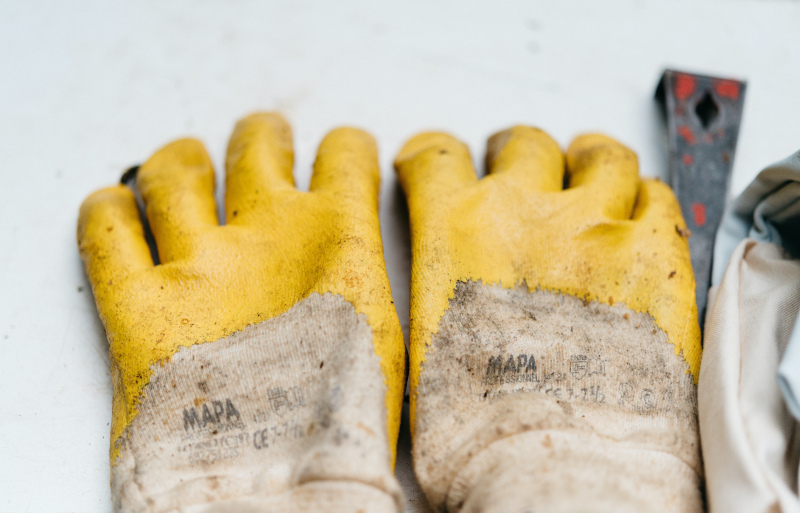 Dlaczego warto nosić rękawice robocze podczas ciężkich pracy?