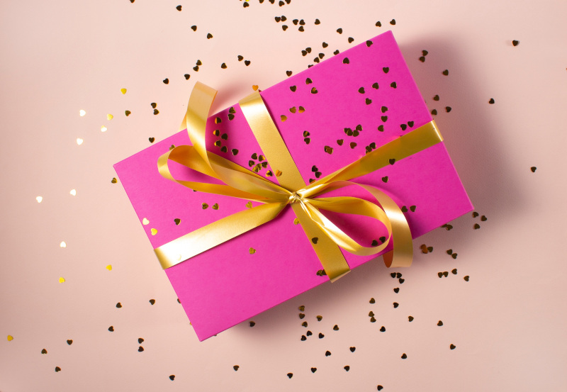 Pakowanie prezentów – jak zapakować upominki w modny sposób?