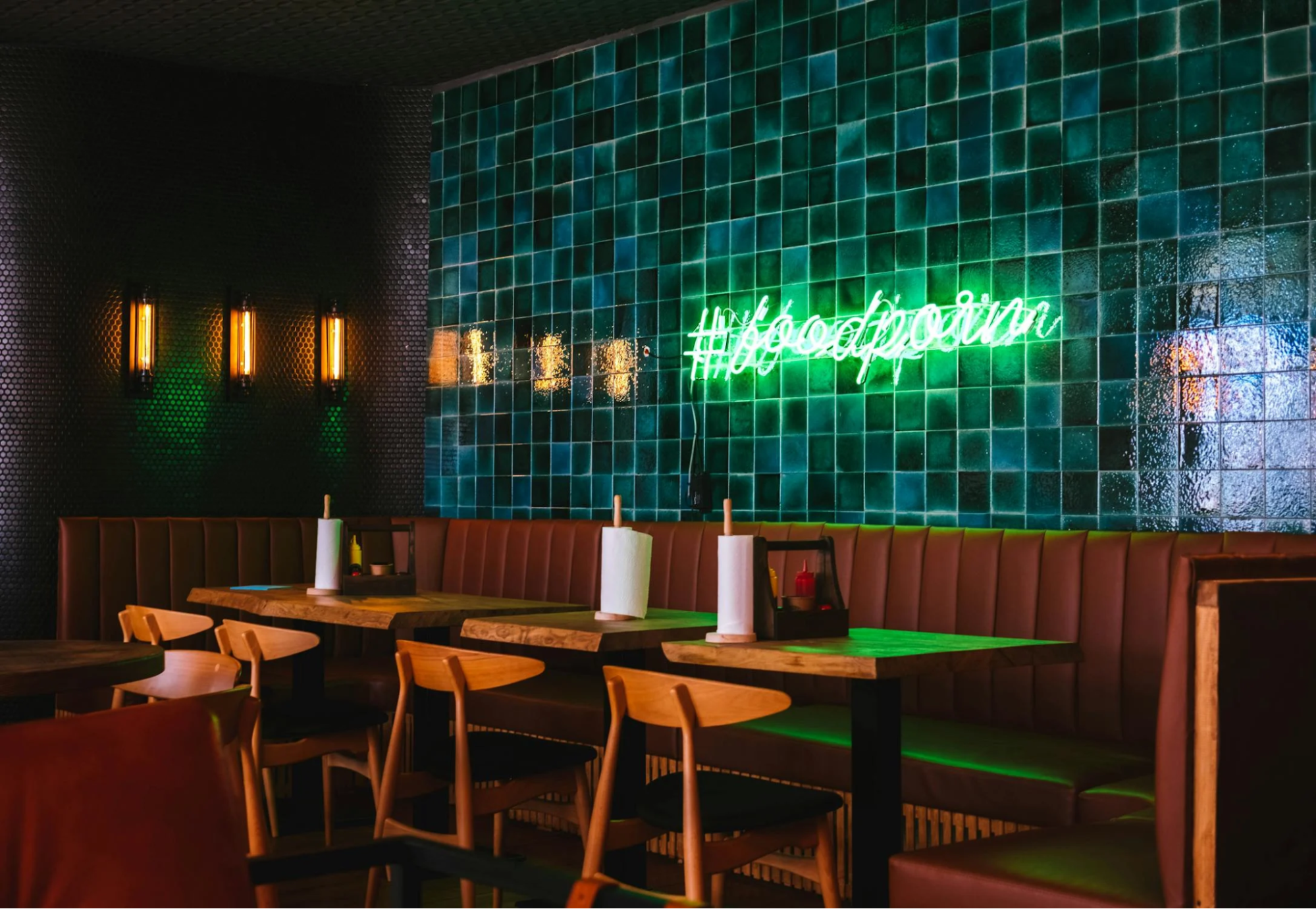 Jak krzesła w restauracji wpływają na komfort gości i atmosferę lokalu?